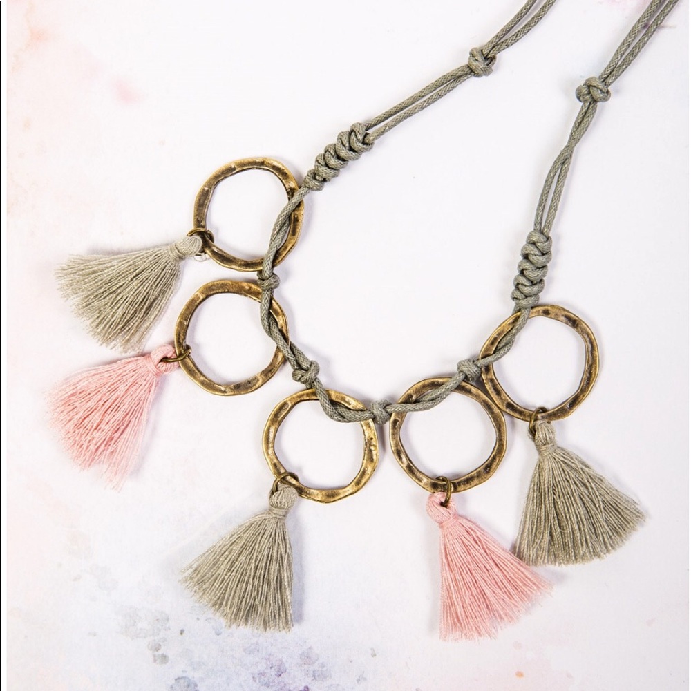 Center rings and color tassels detailed necklace